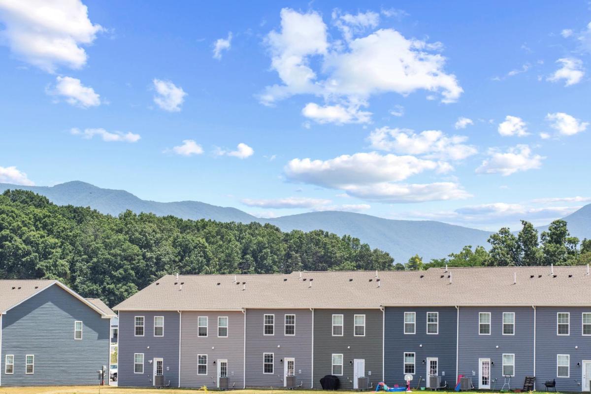Cozy Cavern Compounds 2 Luray Townhomes - Housity