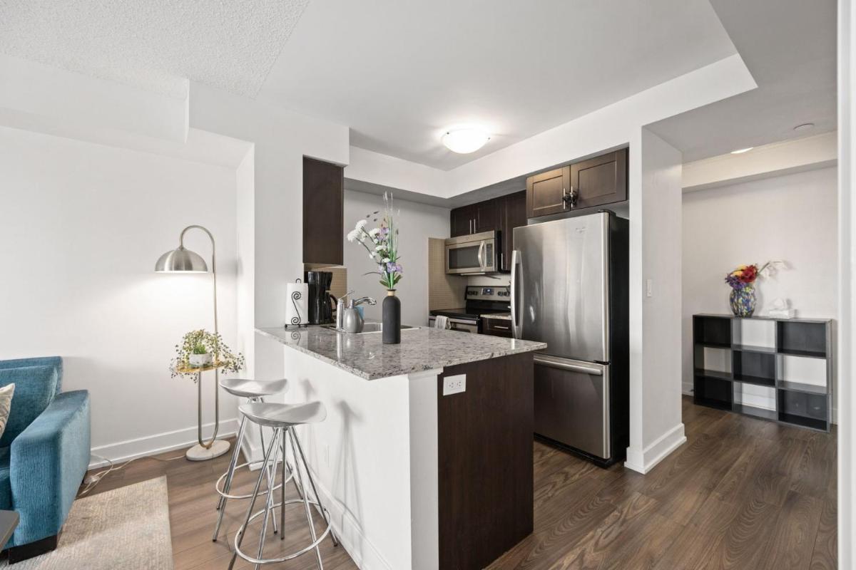 Luxury 2BDR Condo w pool, hot tub, sauna & 10m from Airport - Housity