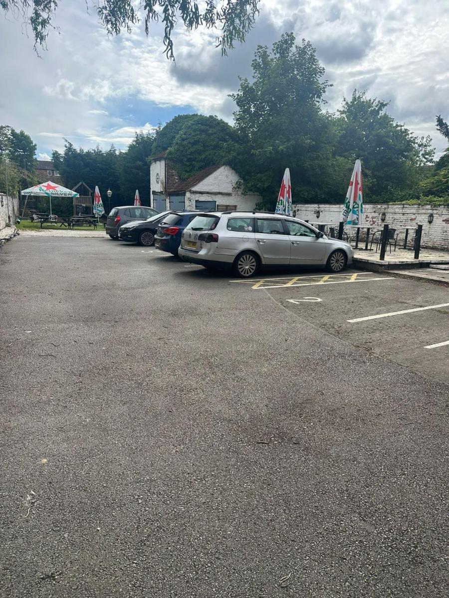 The Saddle Inn - Housity