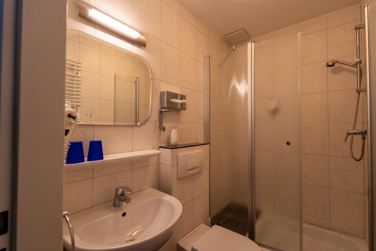 Airport Business Hotel Köln - Housity
