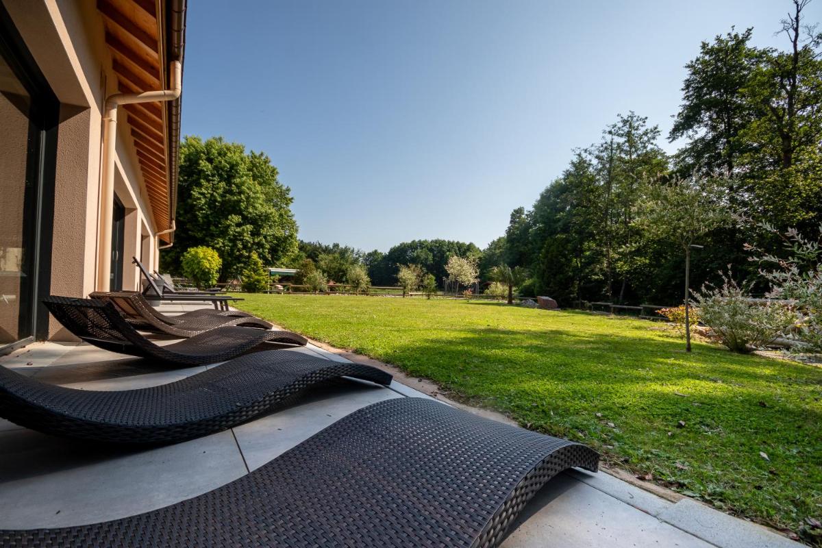 Jardin de l'établissement Logis Hôtel Le Régal & Spa