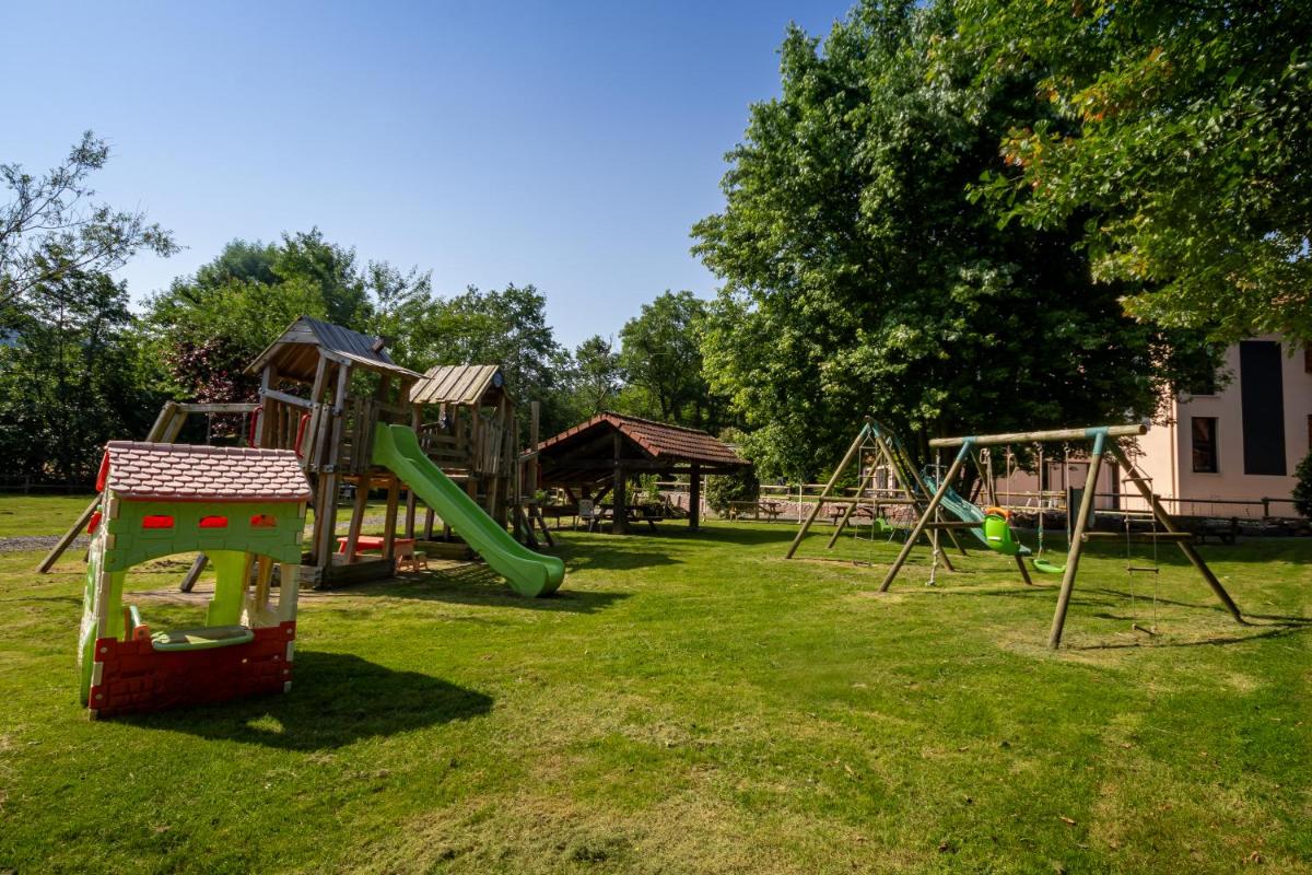 Aire de jeux pour enfants de l'établissement Logis Hôtel Le Régal & Spa