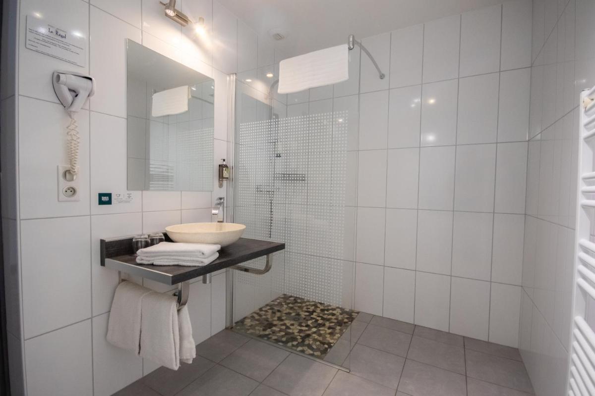 Salle de bains dans l'établissement Logis Hôtel Le Régal & Spa