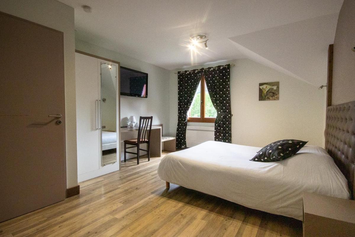 Un ou plusieurs lits dans un hébergement de l'établissement Logis Hôtel Le Régal & Spa