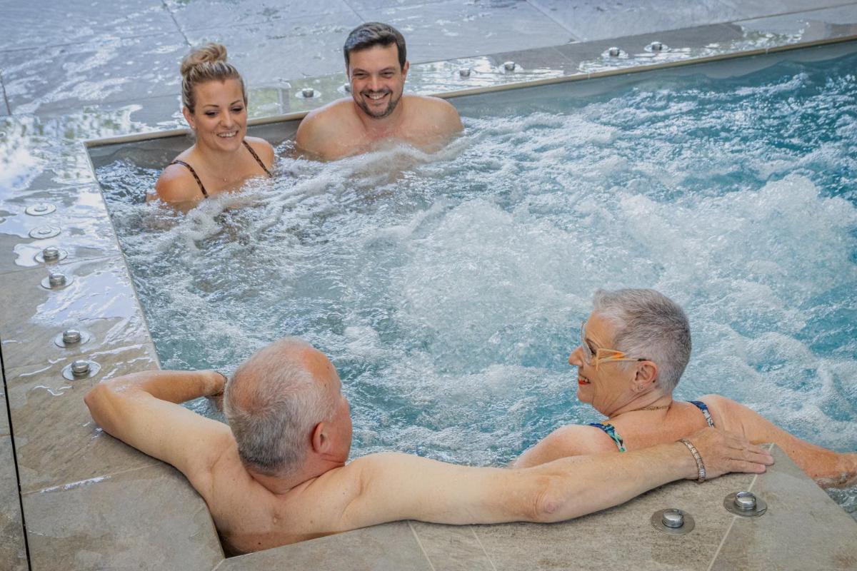 Clients de l'établissement Logis Hôtel Le Régal & Spa