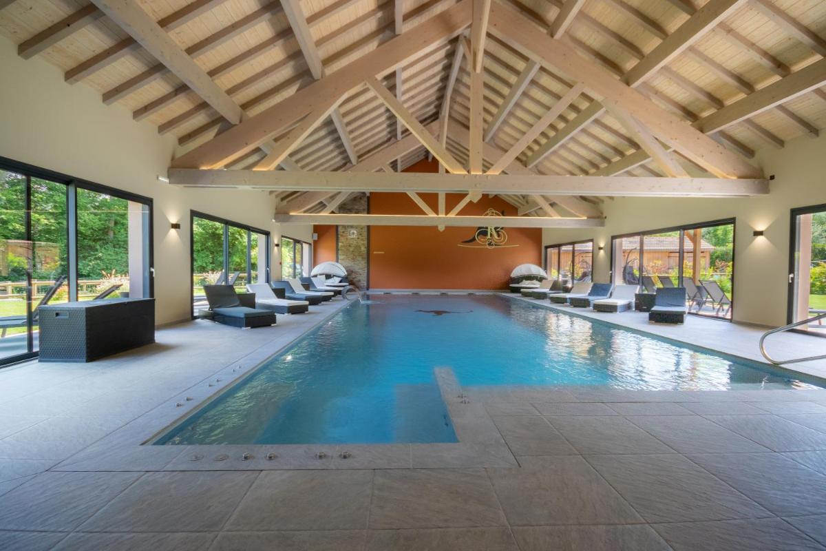 Piscine de l'établissement Logis Hôtel Le Régal & Spa ou située à proximité