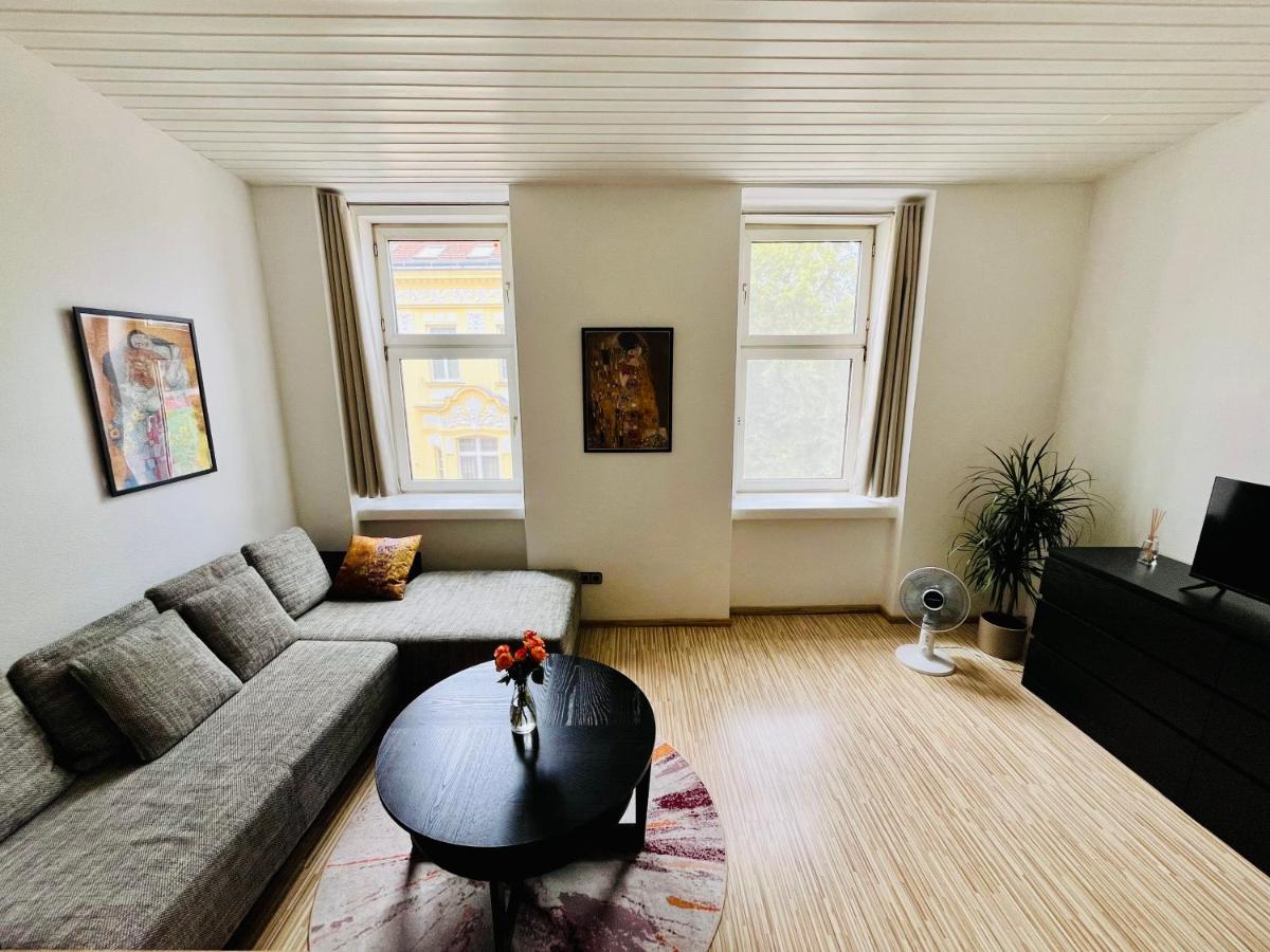 Lovely nest! Just beside SCHÖNBRUNN PALACE and ZOO! - Housity