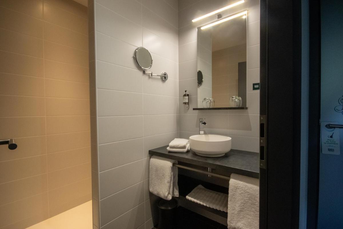 Salle de bains dans l'établissement Logis Hôtel Le Régal & Spa