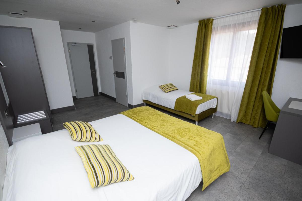 Un ou plusieurs lits dans un hébergement de l'établissement Logis Hôtel Le Régal & Spa