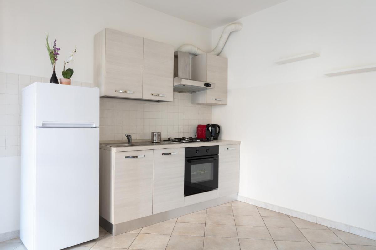 DeHomes -Family & Friends Apartments, balcony, Wi-Fi & Netflix, Bus-Metro to Duomo - Housity