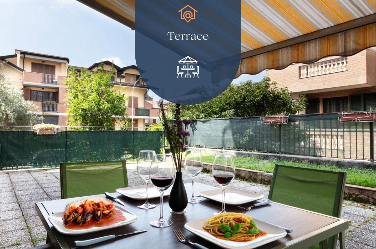 DeHomes -Family & Friends Apartments, balcony, Wi-Fi & Netflix, Bus-Metro to Duomo - Housity