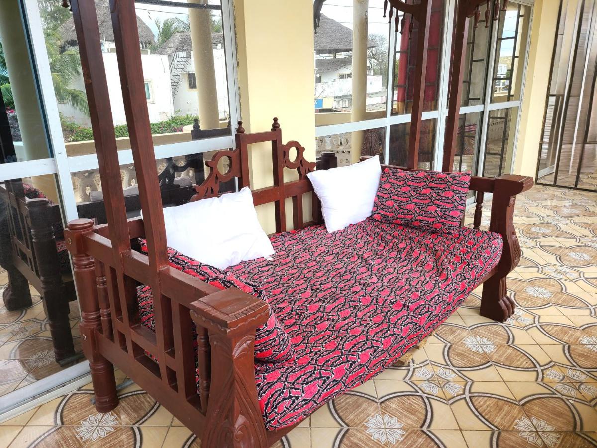Suitetrails - Delicious House, Watamu 2-bedroom with own compound free parking and wifi