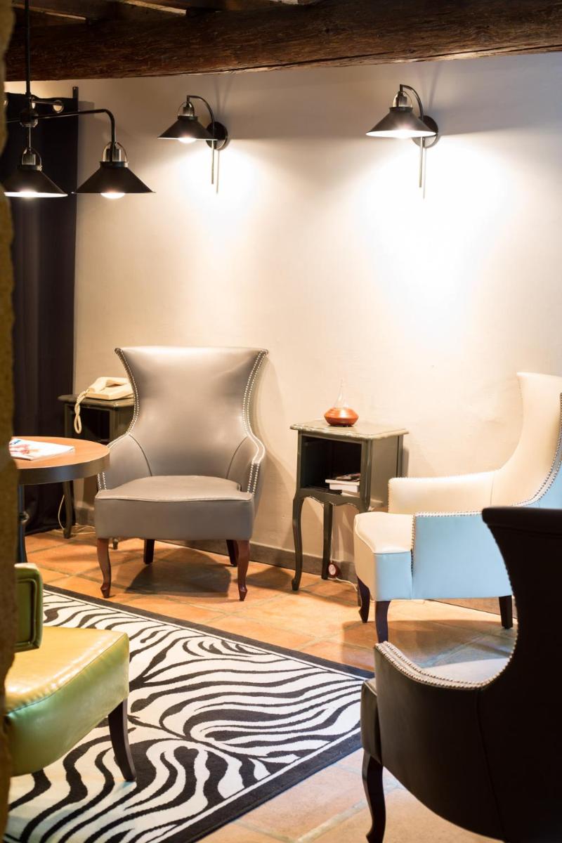 Coin salon dans l'établissement Le Castellas Hotel & SPA - TERITORIA