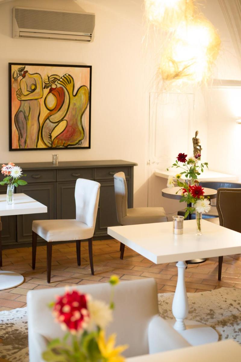 Coin salon dans l'établissement Le Castellas Hotel & SPA - TERITORIA