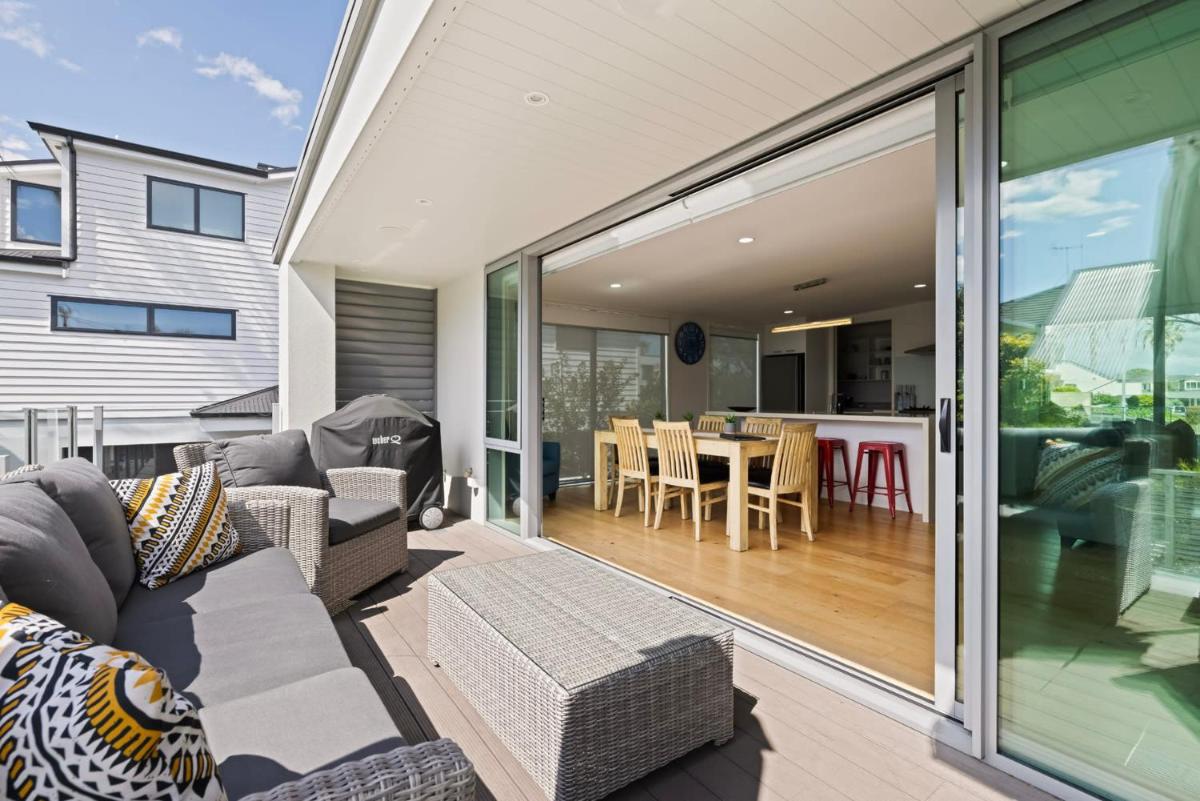 Modern, Spacious Home on Popular Muricata Av - Enjoy Beach, Surf & Sun - Housity