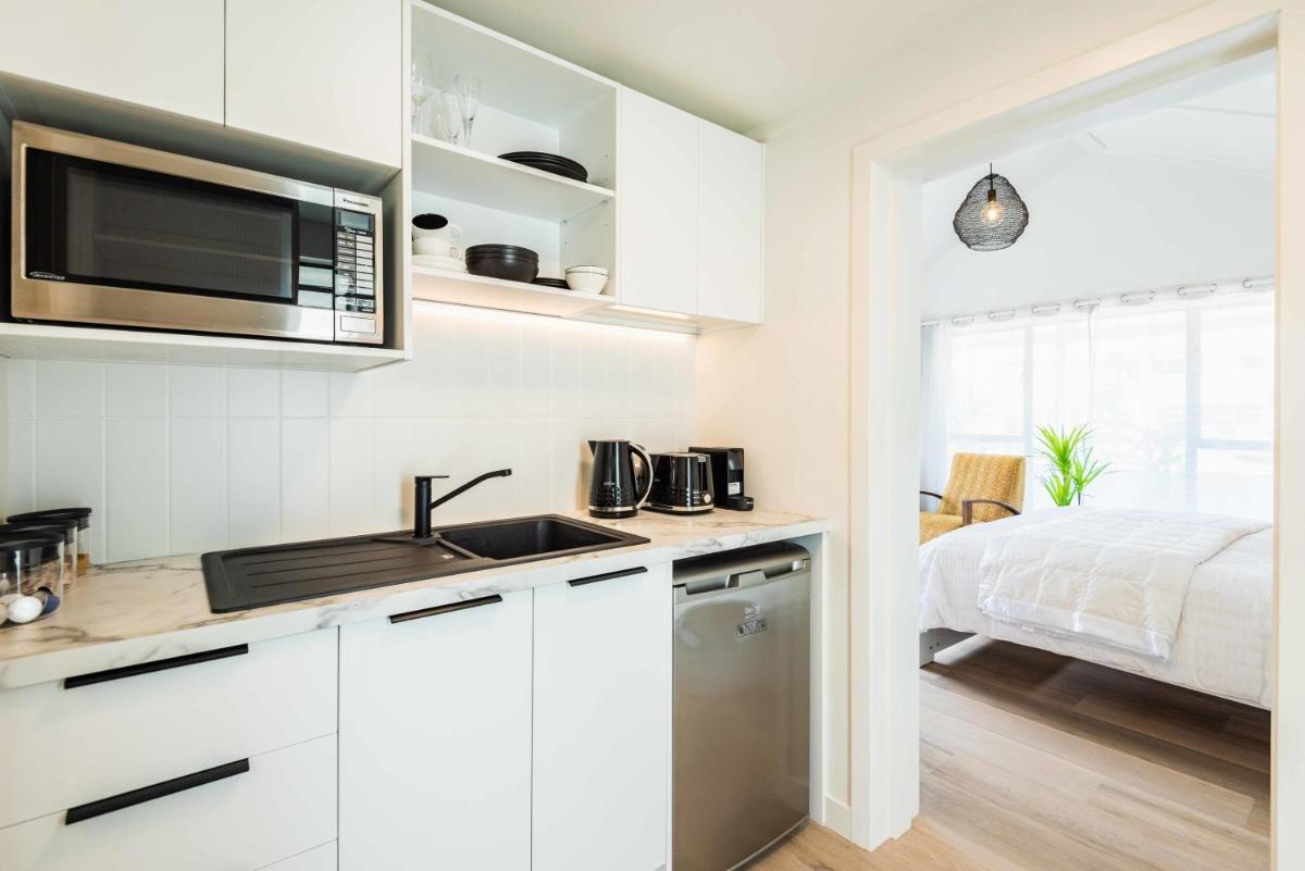 Spacious, Breezy Studio Apartment, Moments from Downtown and Beach - Housity