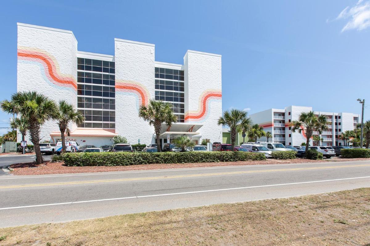 Golden Sands Oceanfront Hotel - Housity