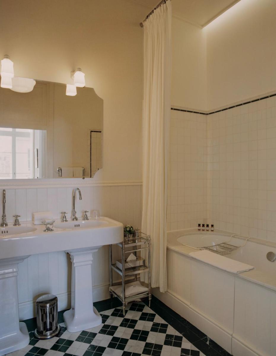 Salle de bains dans l'établissement Château Voltaire