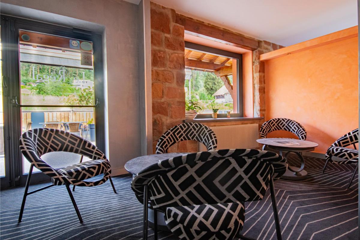 Coin salon dans l'établissement Logis Hôtel Le Régal & Spa