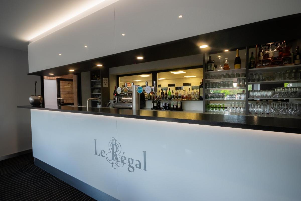 Salon ou bar de l'établissement Logis Hôtel Le Régal & Spa