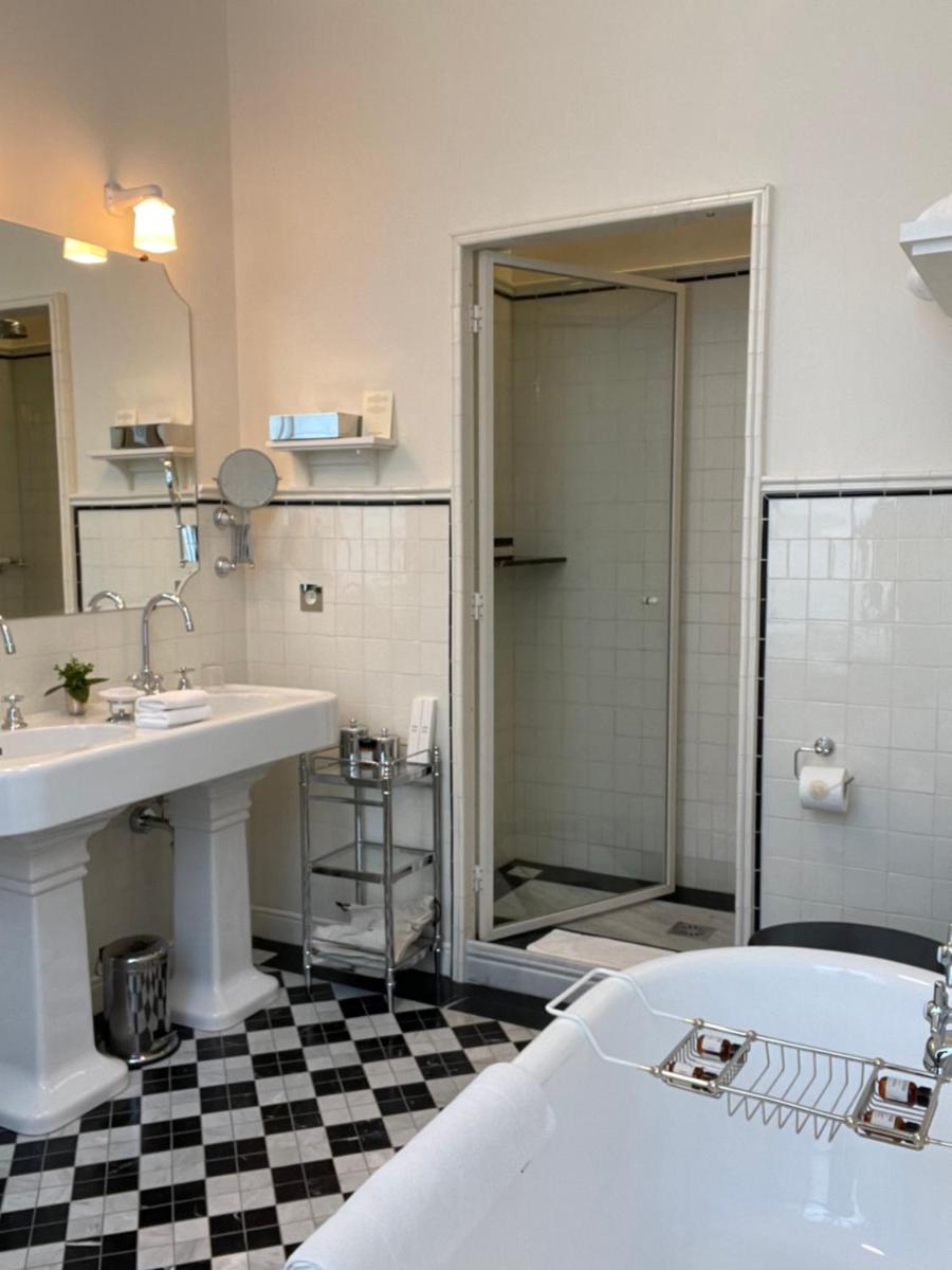 Salle de bains dans l'établissement Château Voltaire