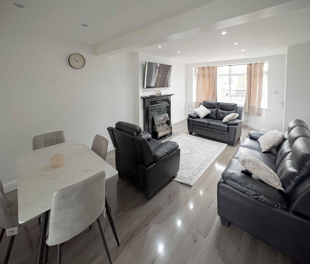Suitetrails - Beautiful 3 Bedrooms House with Parking