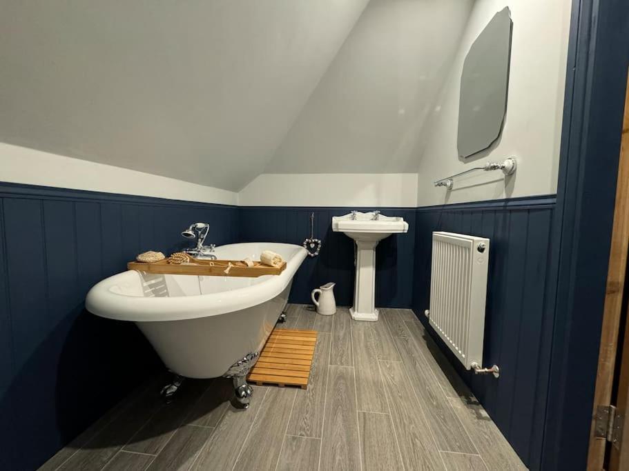 Stylish House with hot tub - Housity