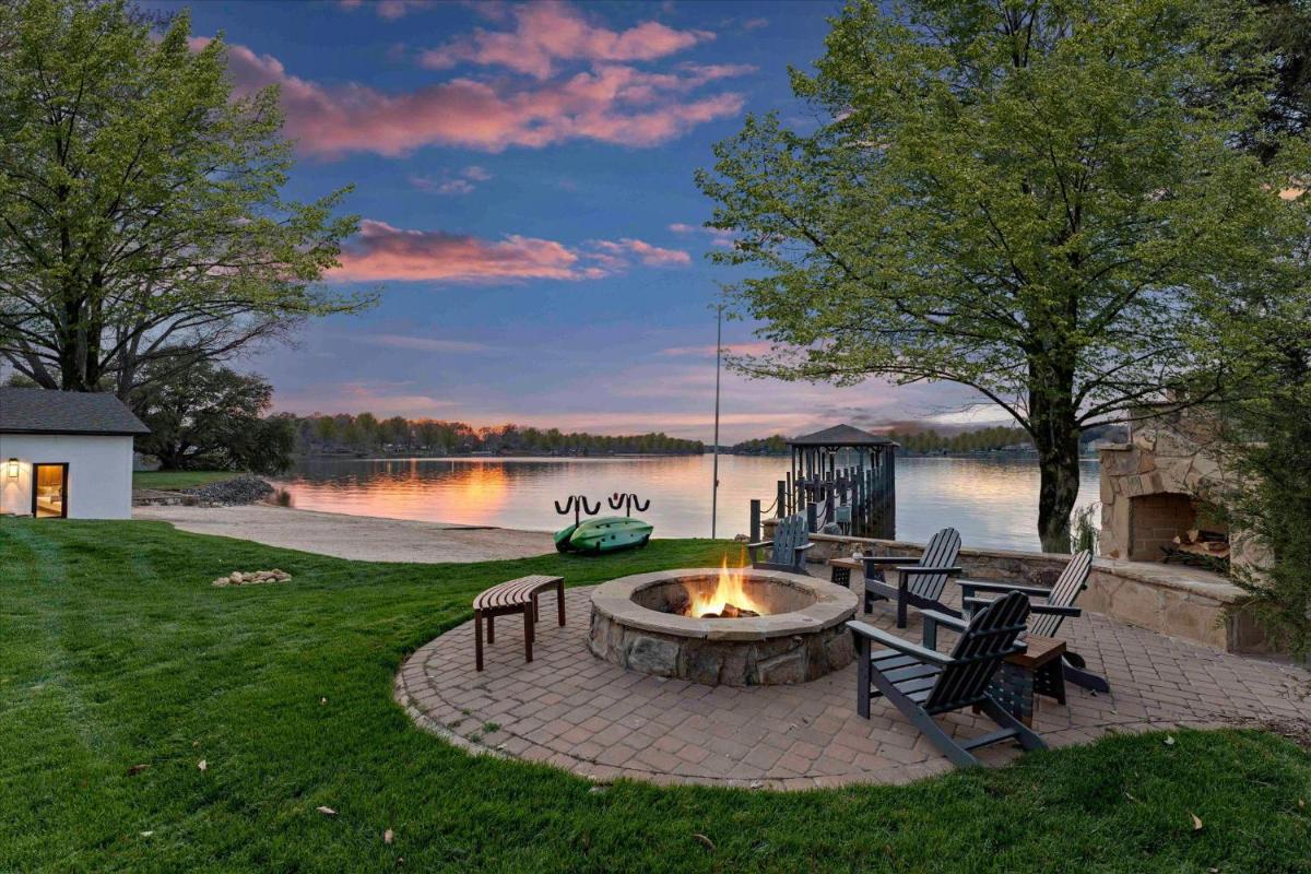 Keenan Beach w/Beach, Heated Pool & Game Room - Housity
