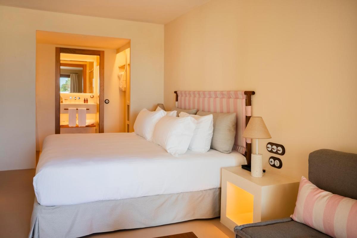 Cama o camas de una habitación en Dunas de Formentera, a Small Luxury Hotel of the World