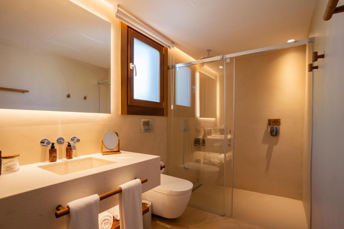 Un baño de Dunas de Formentera, a Small Luxury Hotel of the World