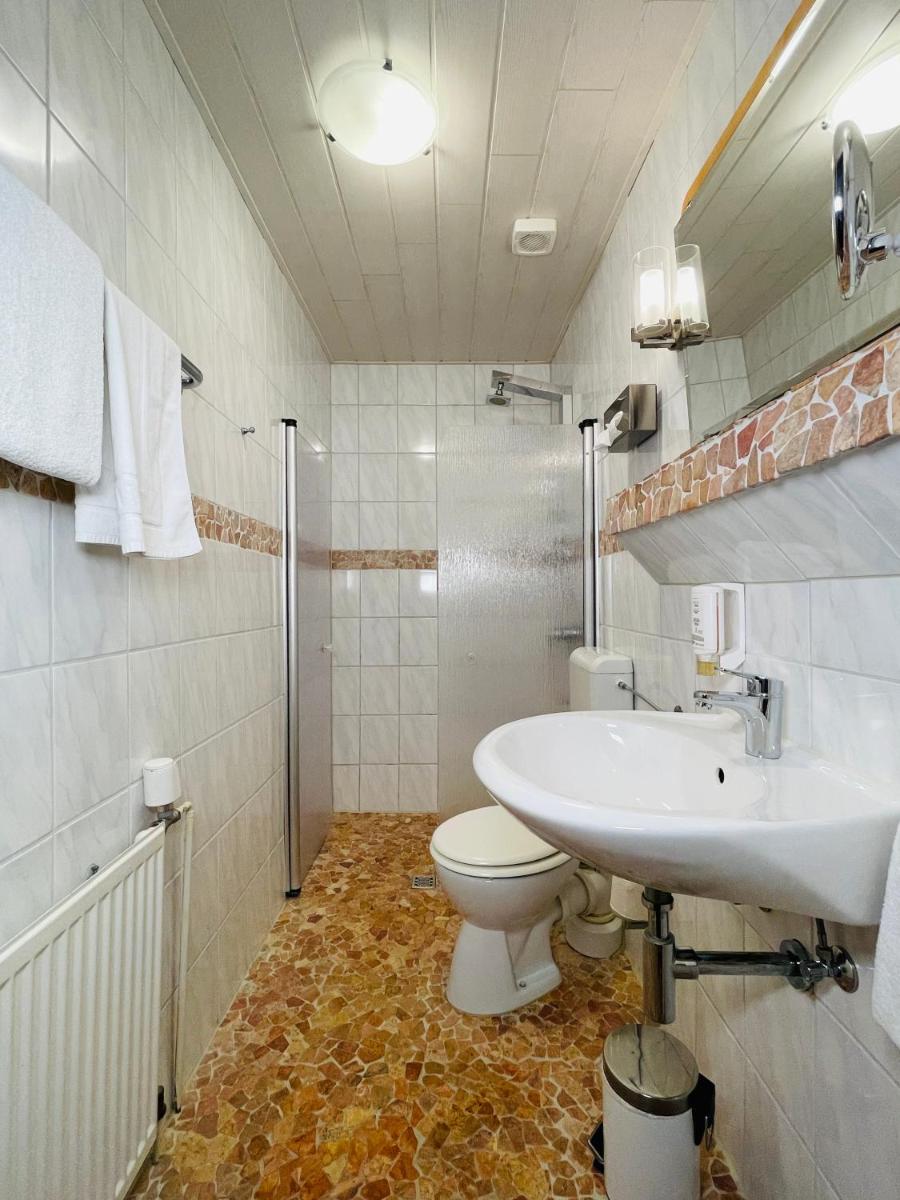 Hotel-Restaurant Zum Dorfkrug - Housity