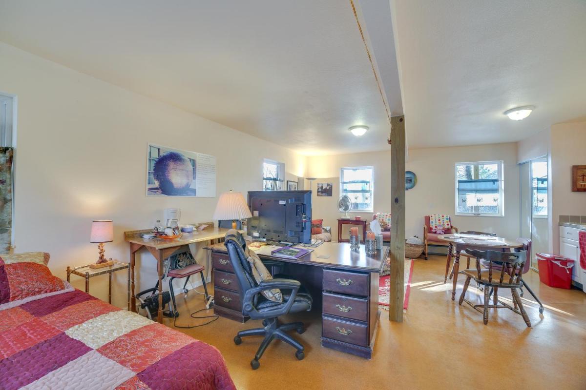 Cozy Rogers Studio Apt with Lake Access and Fire Pit! - Housity