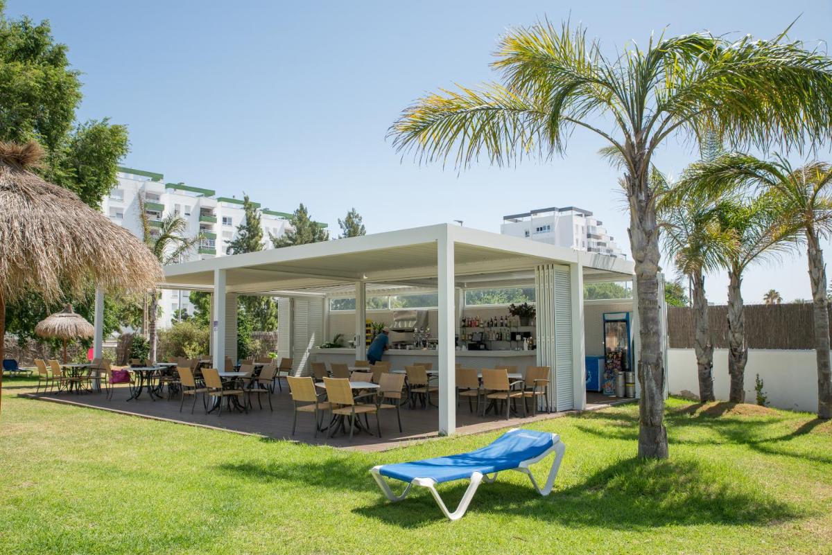 Jardín al aire libre en Hotel Puerto Bahía & Spa