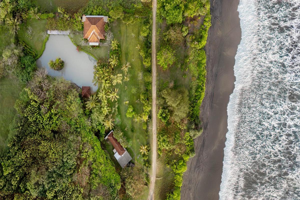 Beachside Villa Kelecung - Housity