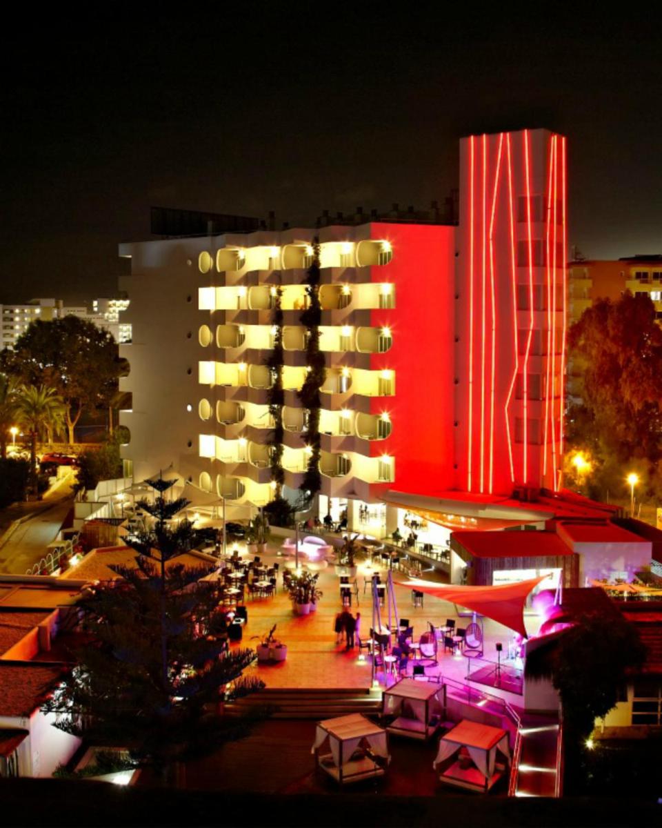 Un gran edificio con una fachada iluminada por la noche. en BG Pamplona, en Playa de Palma