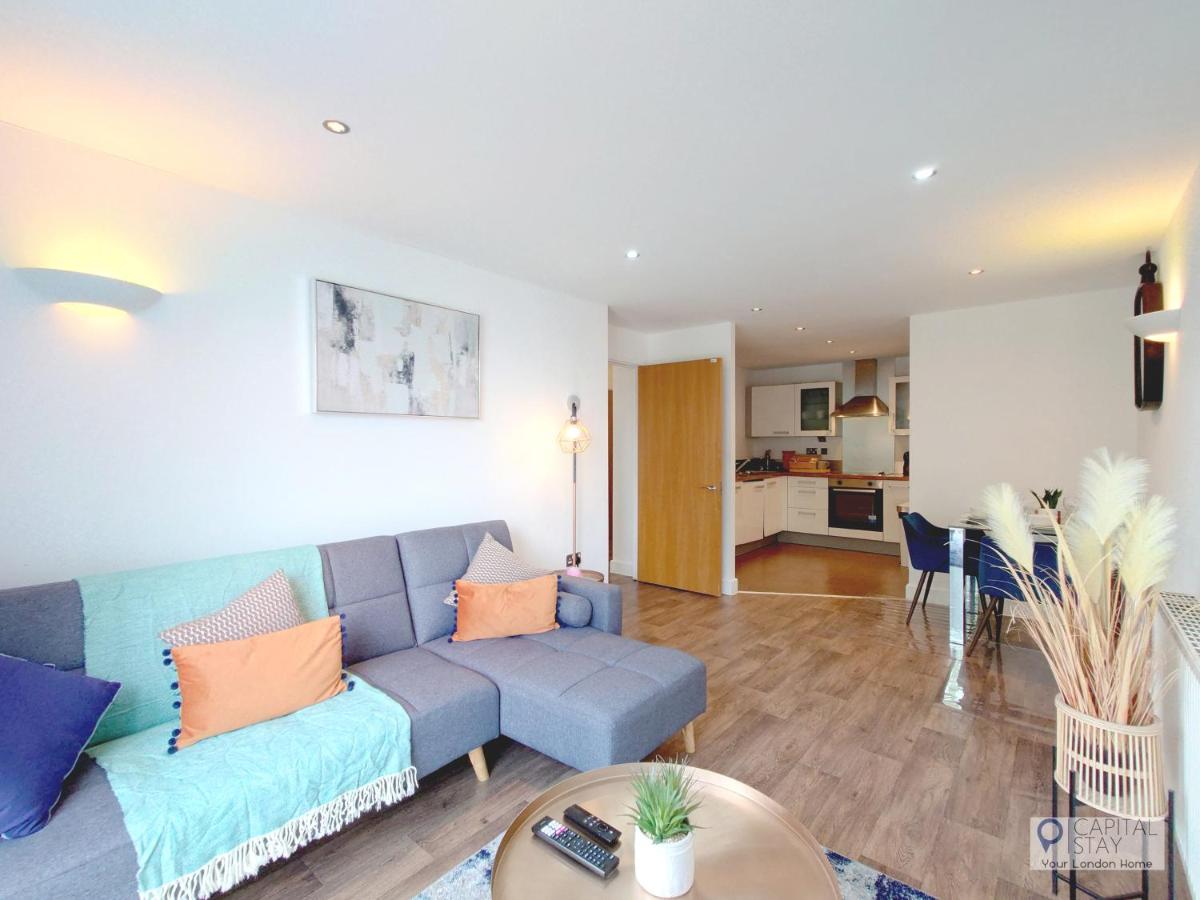 Two Bed Serviced Apartment by London Docklands - Housity