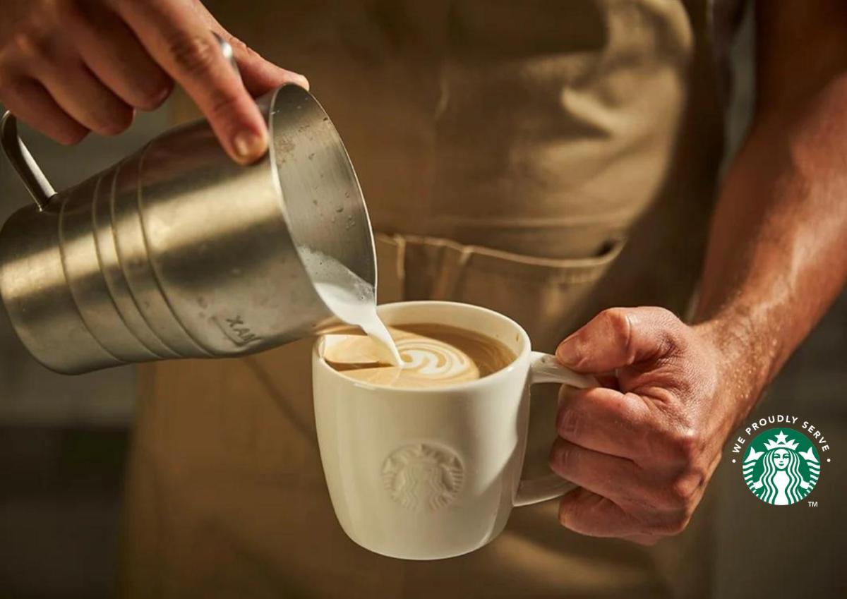 une personne prépare une tasse de café dans l'établissement Grand Tonic Hotel & SPA NUXE, à Biarritz
