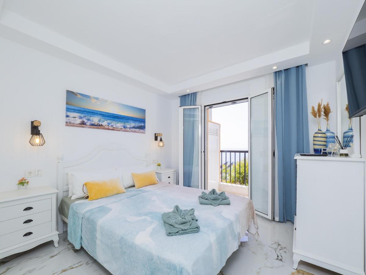 Cubo's El Faro Beach Apartment with Pool - Housity