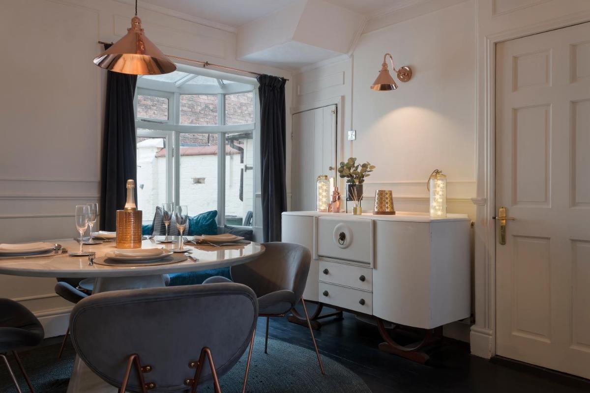 In the Heart of Chester, Historical & Stylish - Housity