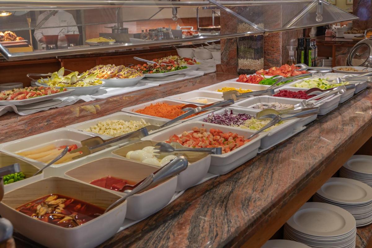 Comida en o cerca de este hotel