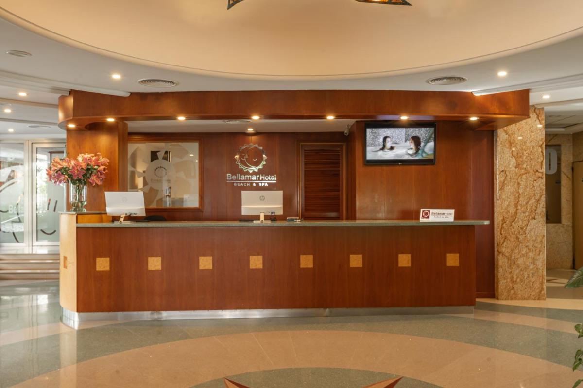 El vestíbulo o zona de recepción de Bellamar Hotel Beach & Spa