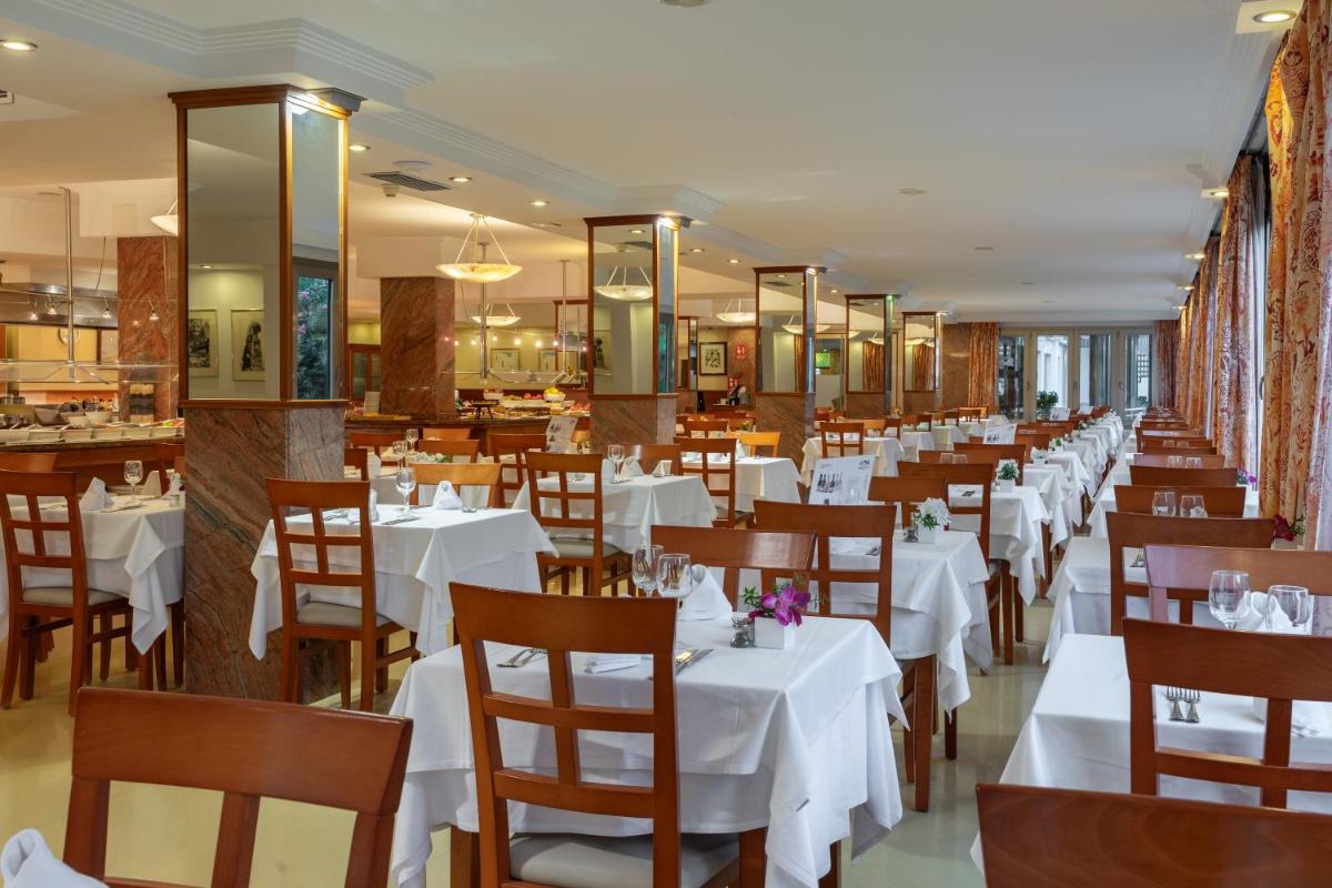 Un restaurante o sitio para comer en Bellamar Hotel Beach & Spa