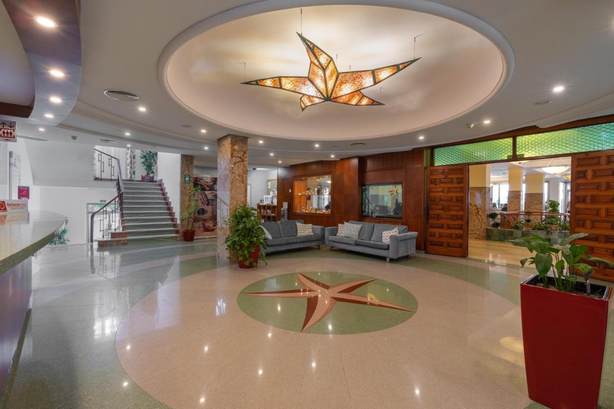 Una televisión o centro de entretenimiento en Bellamar Hotel Beach & Spa