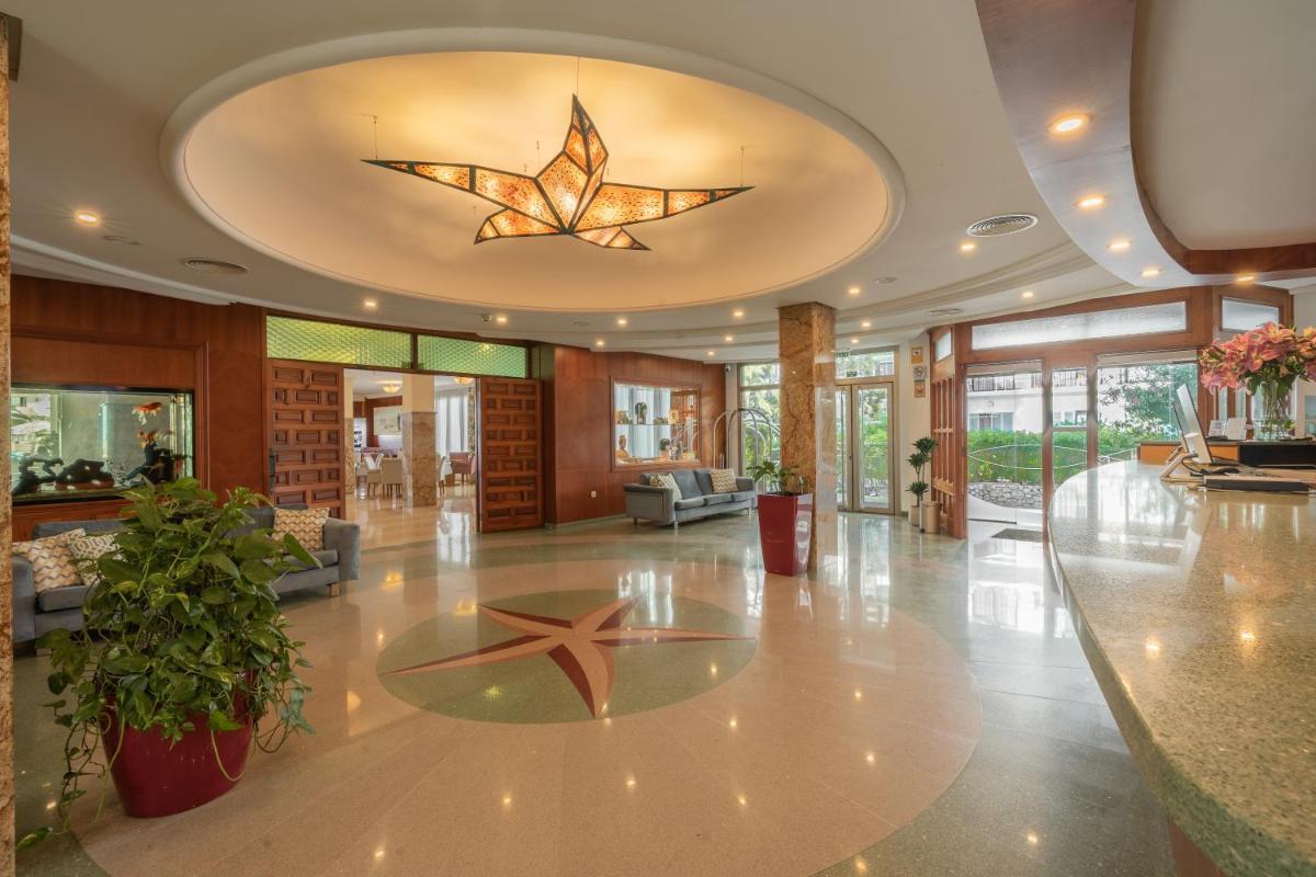 un gran vestíbulo con una estrella en el suelo en Bellamar Hotel Beach & Spa, en San Antonio 43 fotos más