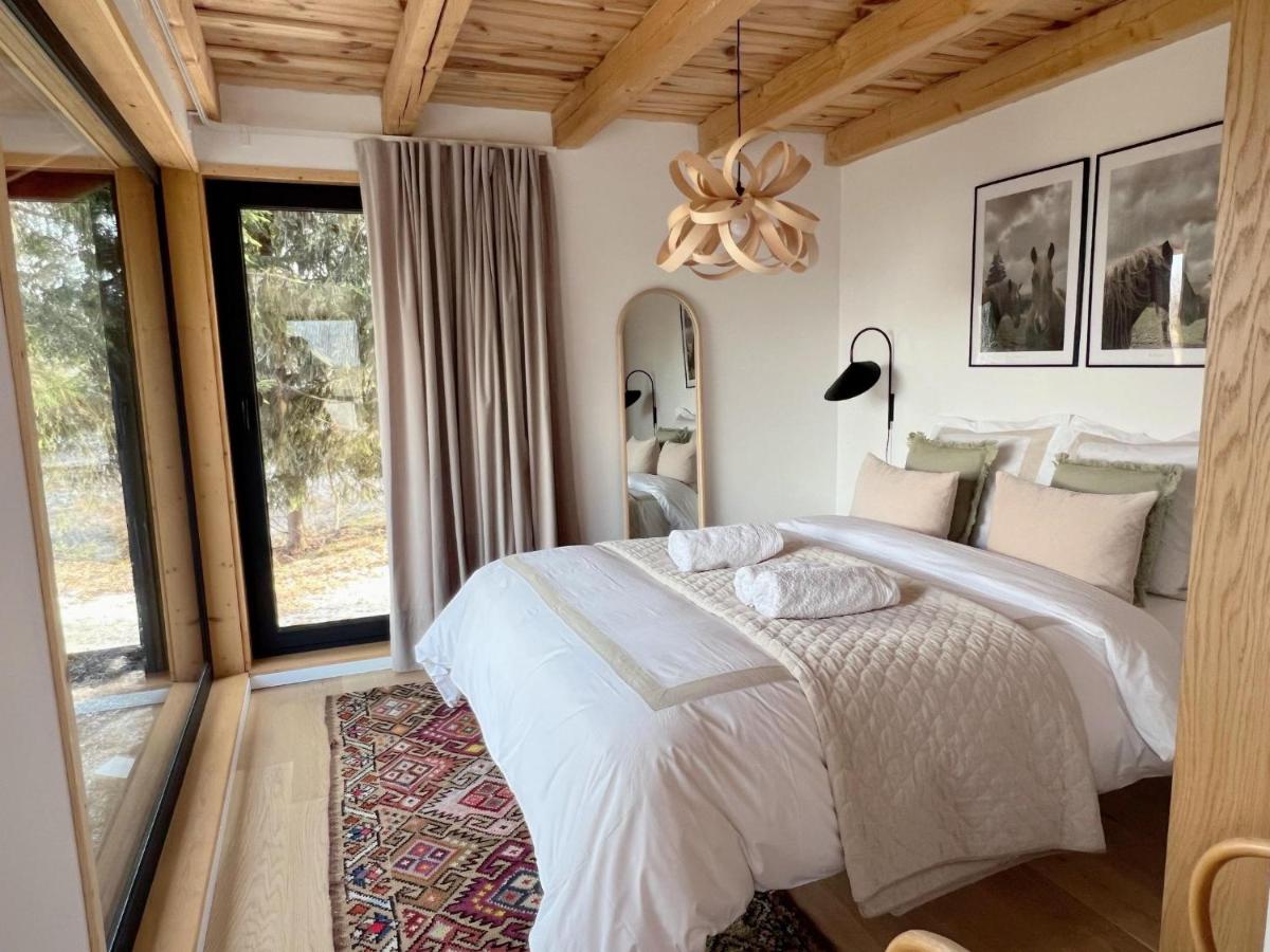 Forestia - Modern cabin with hot tub and sauna - Housity