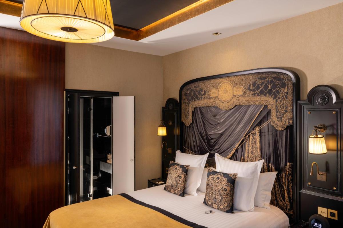 - une chambre avec un lit doté d'une grande tête de lit dans l'établissement Le Belmont Paris, à Paris
