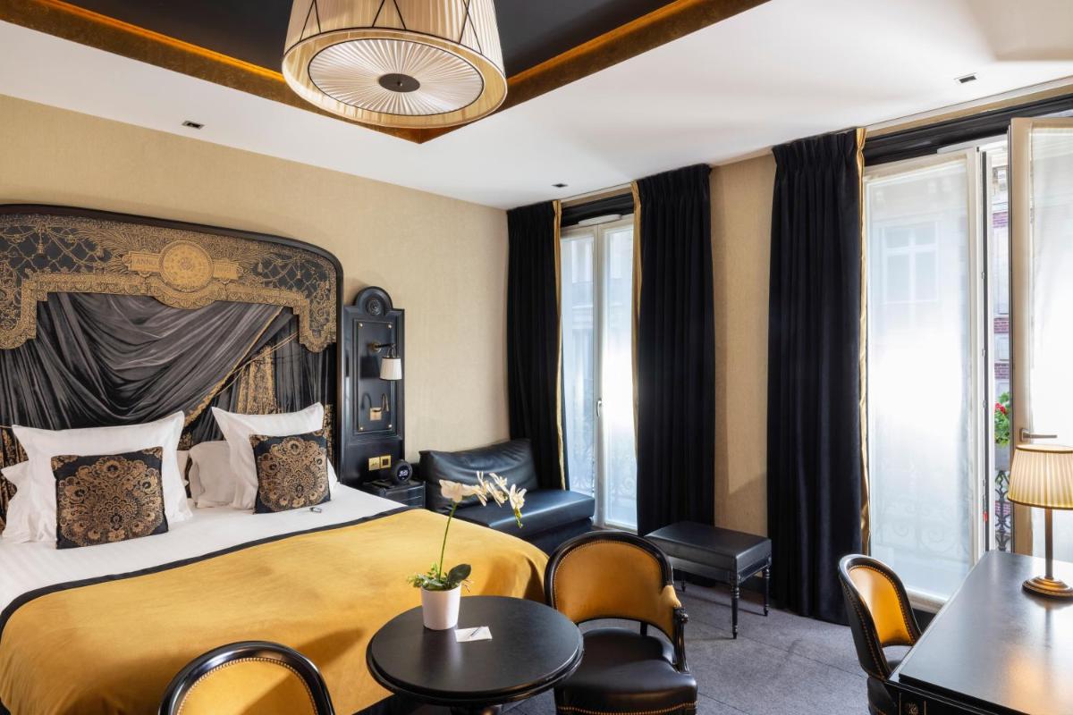 une chambre d'hôtel avec un lit, des tables et des chaises dans l'établissement Le Belmont Paris, à Paris