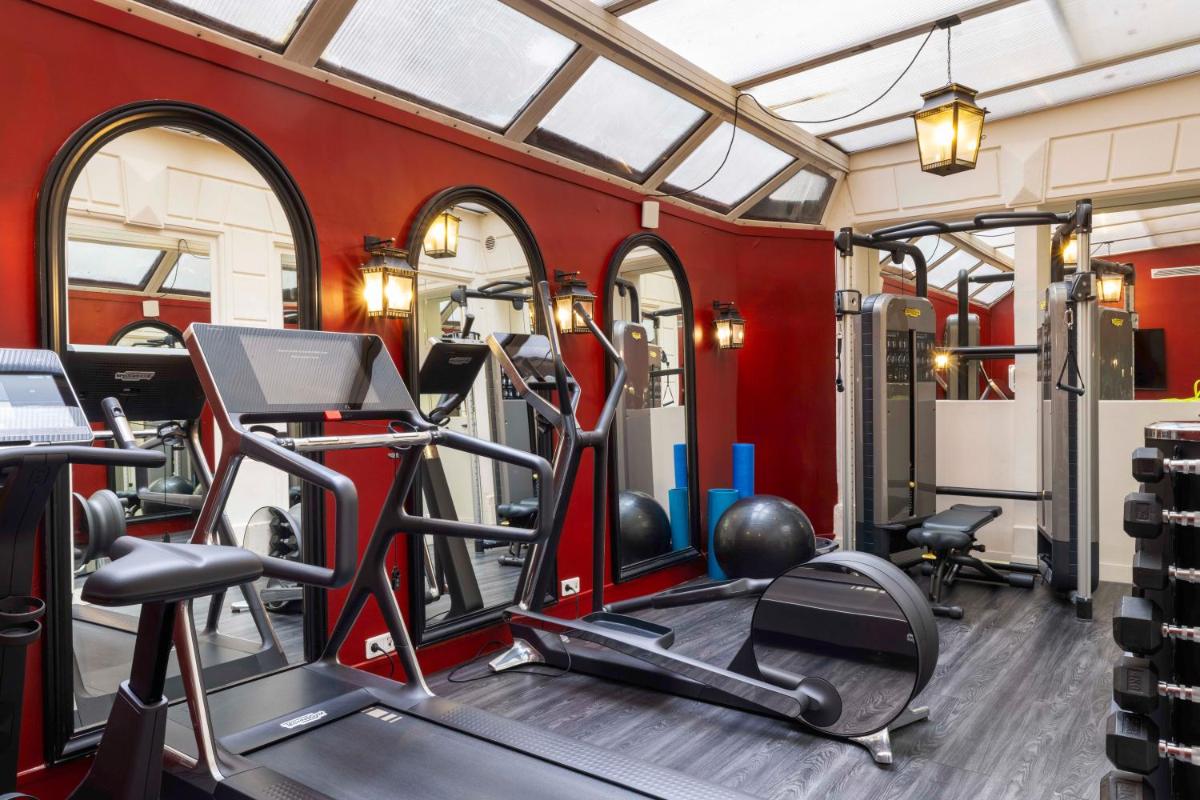 - une salle de sport avec 2 tapis de course et des appareils de cardio-training dans l'établissement Le Belmont Paris, à Paris
