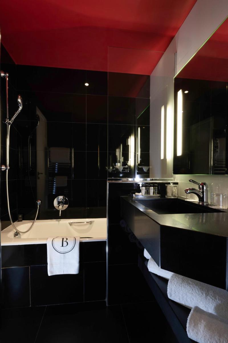 Salle de bains dans l'établissement Le Belmont Paris