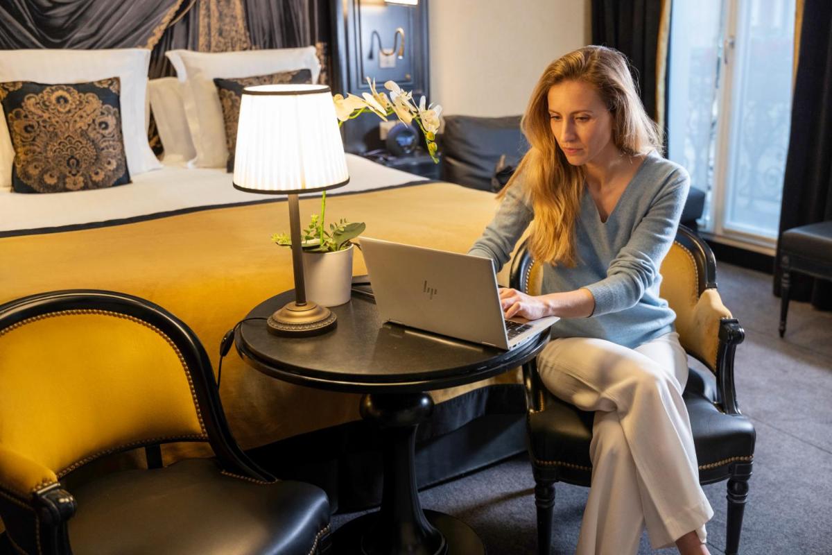 Clients de l'établissement Le Belmont Paris
